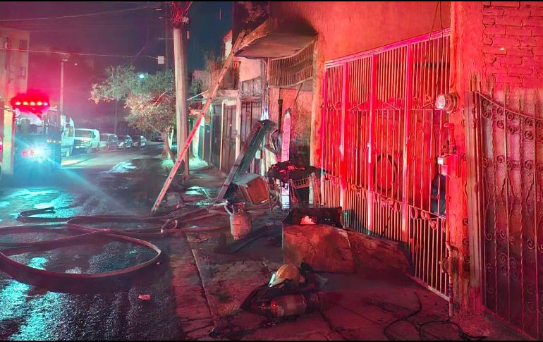 Al interior de la vivienda en Tonalá, había bastante menaje como ropa, muebles y camas, lo que propició que el incendio se propagara de manera acelerada. ESPECIAL / Bomberos Tonalá