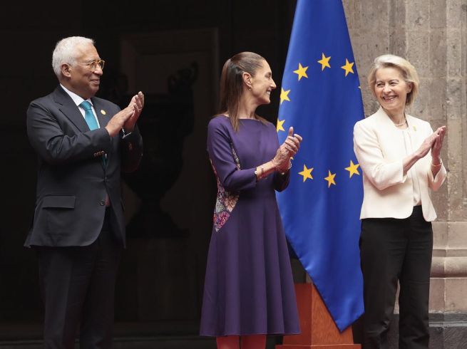 La Presidenta de México, Claudia Sheinbaum Pardo (c), junto al presidente del Consejo Europeo, António Costa (i), y a la presidenta de la Comisión Europea, Urusula Von der Leyen (d). EFE/J. Méndez