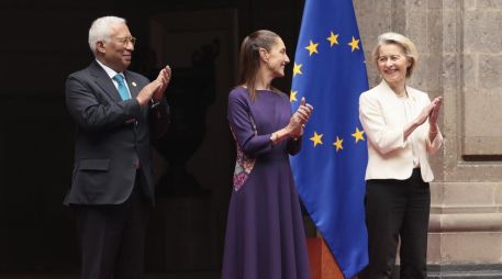La Presidenta de México, Claudia Sheinbaum Pardo (c), junto al presidente del Consejo Europeo, António Costa (i), y a la presidenta de la Comisión Europea, Ursula Von der Leyen (d). EFE/J. Méndez