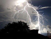Científicos señalan que la ubicación geográfica es uno de los factores más importantes para determinar el riesgo de sufrir un accidente por rayos. CANVA