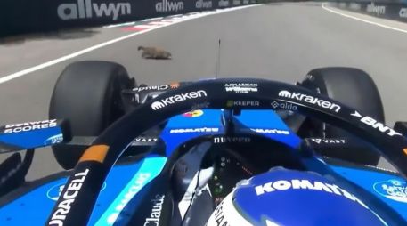 Aunque el piloto intentó reaccionar con una rápida maniobra evasiva, las altas velocidades impidieron recuperar por completo el control del auto. ESPECIAL / Captura de pantalla