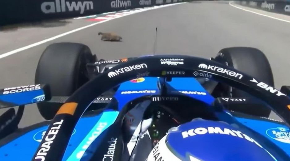 Aunque el piloto intentó reaccionar con una rápida maniobra evasiva, las altas velocidades impidieron recuperar por completo el control del auto. ESPECIAL / Captura de pantalla