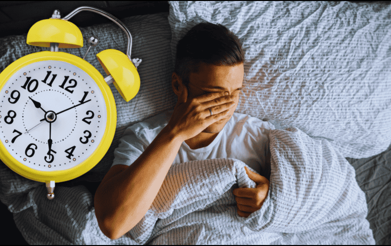 La producción de melatonina, conocida como la hormona del sueño, disminuye drásticamente al amanecer, impidiendo biológicamente que podamos volver a conciliar el sueño profundo. ESPECIAL / CANVA