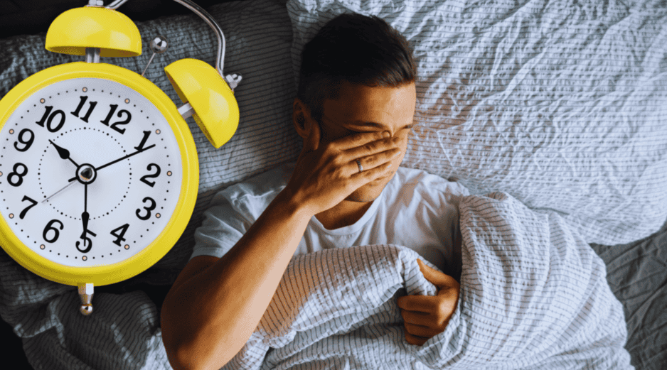 La producción de melatonina, conocida como la hormona del sueño, disminuye drásticamente al amanecer, impidiendo biológicamente que podamos volver a conciliar el sueño profundo. ESPECIAL / CANVA