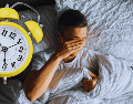 La producción de melatonina, conocida como la hormona del sueño, disminuye drásticamente al amanecer, impidiendo biológicamente que podamos volver a conciliar el sueño profundo. ESPECIAL / CANVA