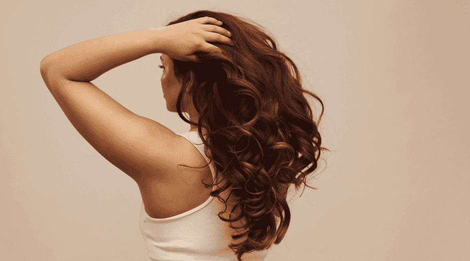 En algunos casos, la caída de cabello puede aumentar durante otoño, mientras que en primavera y verano ciertos folículos permanecen más tiempo en fase de crecimiento. CANVA