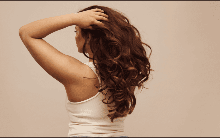 En algunos casos, la caída de cabello puede aumentar durante otoño, mientras que en primavera y verano ciertos folículos permanecen más tiempo en fase de crecimiento. CANVA