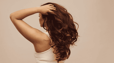 En algunos casos, la caída de cabello puede aumentar durante otoño, mientras que en primavera y verano ciertos folículos permanecen más tiempo en fase de crecimiento. CANVA