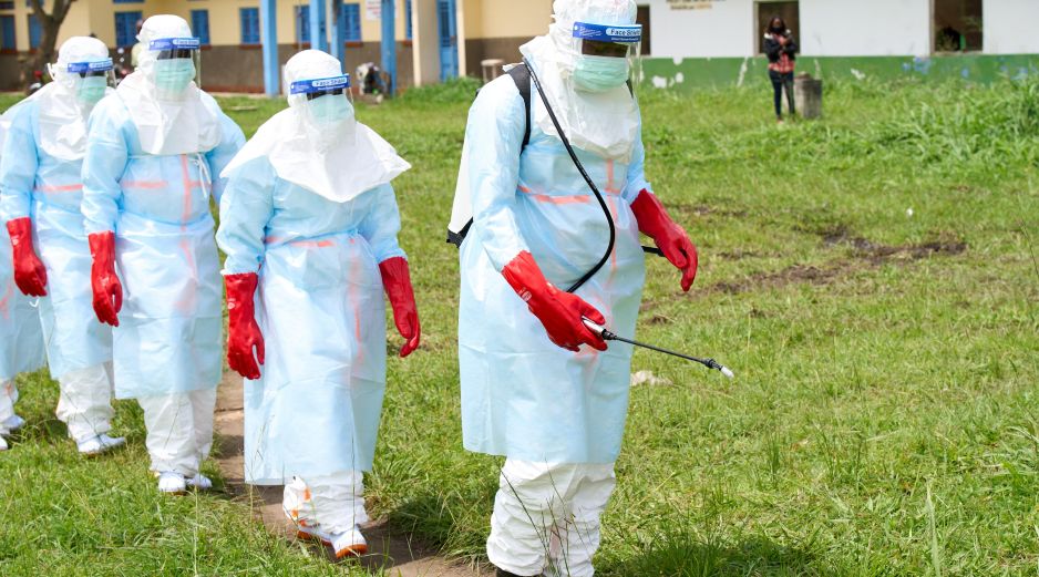 Trabajadores sanitarios llegan a un centro de tratamiento para realizar ejercicios de desinfección en Rwampara, República Democrática del Congo, el jueves 21 de mayo de 2026. AP/D. Lotsima