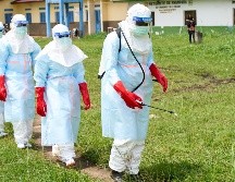 Trabajadores sanitarios llegan a un centro de tratamiento para realizar ejercicios de desinfección en Rwampara, República Democrática del Congo, el jueves 21 de mayo de 2026. AP/D. Lotsima