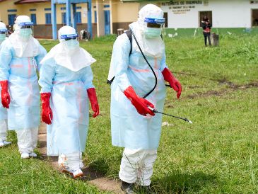 Trabajadores sanitarios llegan a un centro de tratamiento para realizar ejercicios de desinfección en Rwampara, República Democrática del Congo, el jueves 21 de mayo de 2026. AP/D. Lotsima
