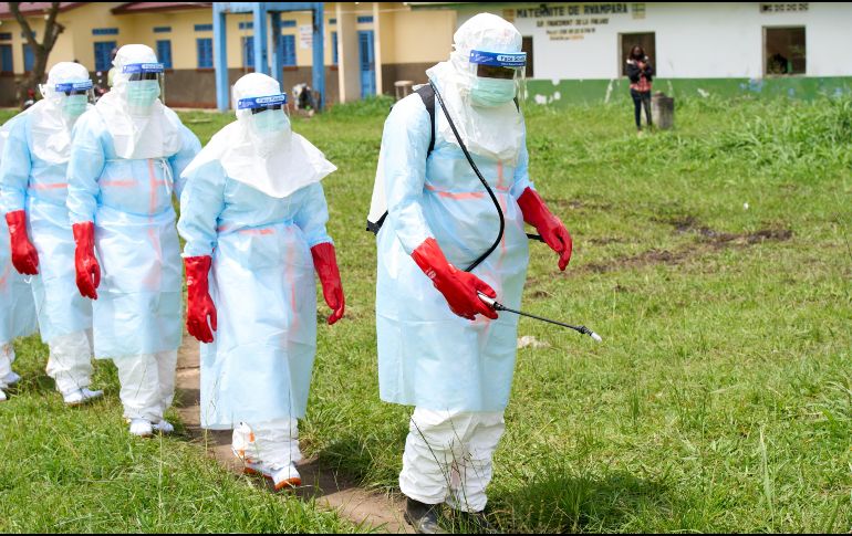Trabajadores sanitarios llegan a un centro de tratamiento para realizar ejercicios de desinfección en Rwampara, República Democrática del Congo, el jueves 21 de mayo de 2026. AP/D. Lotsima