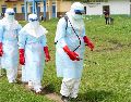 Trabajadores sanitarios llegan a un centro de tratamiento para realizar ejercicios de desinfección en Rwampara, República Democrática del Congo, el jueves 21 de mayo de 2026. AP/D. Lotsima