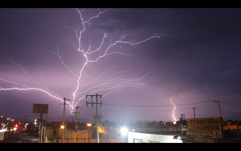 Los rayos representan una de las amenazas climáticas más subestimadas debido a su carácter súbito. EFE/ARCHIVO