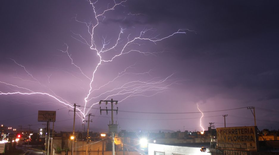 Los rayos representan una de las amenazas climáticas más subestimadas debido a su carácter súbito. EFE/ARCHIVO