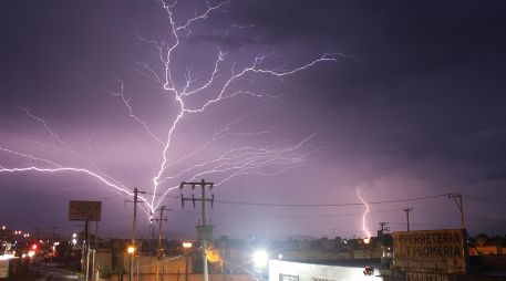 Los rayos representan una de las amenazas climáticas más subestimadas debido a su carácter súbito. EFE/ARCHIVO