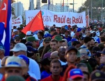 Personas asisten a un evento en apoyo al expresidente de Cuba Raúl Castro este viernes, en La Habana. EFE/E. Mastrascusa