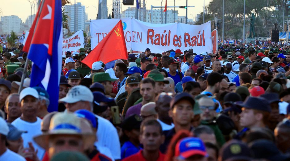 Personas asisten a un evento en apoyo al expresidente de Cuba Raúl Castro este viernes, en La Habana. EFE/E. Mastrascusa