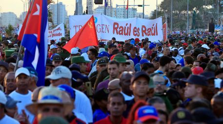 Personas asisten a un evento en apoyo al expresidente de Cuba Raúl Castro este viernes, en La Habana. EFE/E. Mastrascusa
