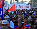 Personas asisten a un evento en apoyo al expresidente de Cuba Raúl Castro este viernes, en La Habana. EFE/E. Mastrascusa