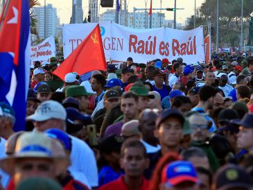 Personas asisten a un evento en apoyo al expresidente de Cuba Raúl Castro este viernes, en La Habana. EFE/E. Mastrascusa