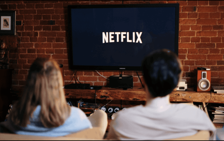 Para evitar la frustración de perder una película o serie que estabas viendo, puedes revisar el aviso de “Último día para ver” en la ficha del título dentro de la plataforma. CANVA