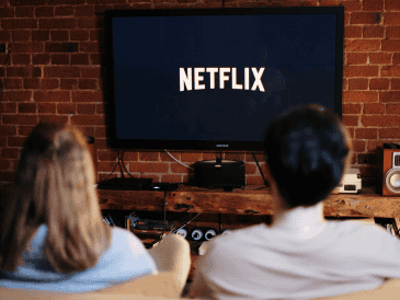 Para evitar la frustración de perder una película o serie que estabas viendo, puedes revisar el aviso de “Último día para ver” en la ficha del título dentro de la plataforma. CANVA
