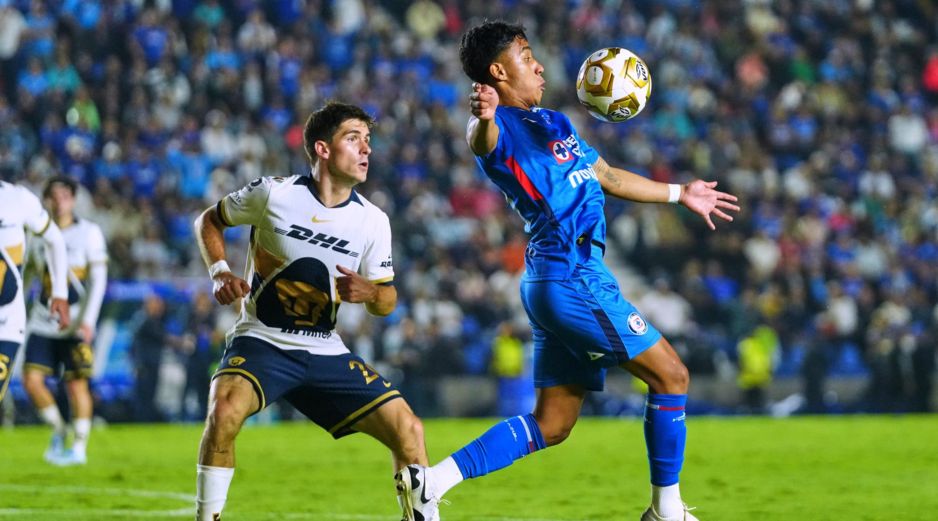 Pumas apostó por un bloque compacto, priorizando cerrar los caminos interiores y evitando que Cruz Azul encontrara ventajas entre líneas. IMAGO7