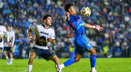 Pumas apostó por un bloque compacto, priorizando cerrar los caminos interiores y evitando que Cruz Azul encontrara ventajas entre líneas. IMAGO7