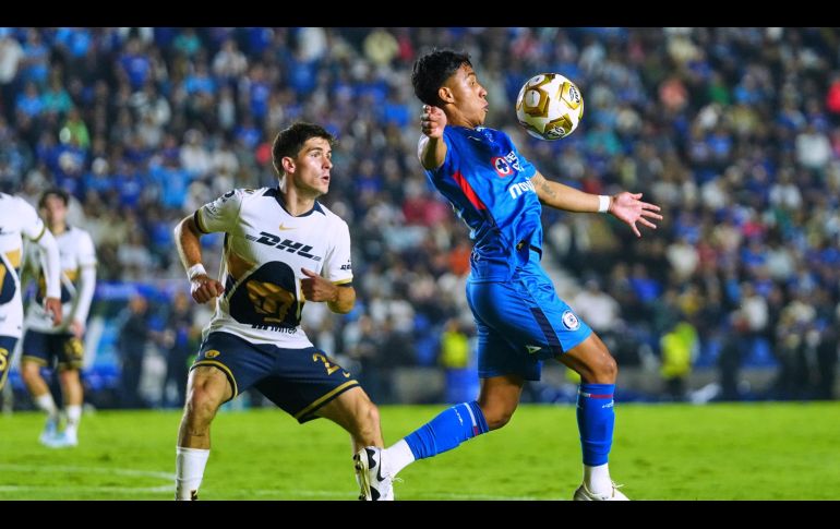 Pumas apostó por un bloque compacto, priorizando cerrar los caminos interiores y evitando que Cruz Azul encontrara ventajas entre líneas. IMAGO7