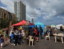Personas desplazadas por la guerra entre Israel y Hezbolá se reúnen frente a una pequeña panadería, en un asentamiento de tiendas de campaña junto al puerto de Beirut, Líbano. AP/H. Malla