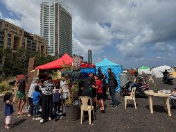 Personas desplazadas por la guerra entre Israel y Hezbolá se reúnen frente a una pequeña panadería, en un asentamiento de tiendas de campaña junto al puerto de Beirut, Líbano. AP/H. Malla