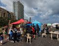 Personas desplazadas por la guerra entre Israel y Hezbolá se reúnen frente a una pequeña panadería, en un asentamiento de tiendas de campaña junto al puerto de Beirut, Líbano. AP/H. Malla