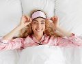 Los expertos señalan que la clave está en la prevención y en la creación de un entorno propicio para dormir. Al educar a tu cuerpo, regulas tu reloj biológico de forma natural. ESPECIAL / CANVA