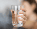 Tomar agua en exceso también tiene sus consecuencias, sobre todo si se consume rapidamente. CANVA