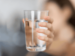 Tomar agua en exceso también tiene sus consecuencias, sobre todo si se consume rapidamente. CANVA