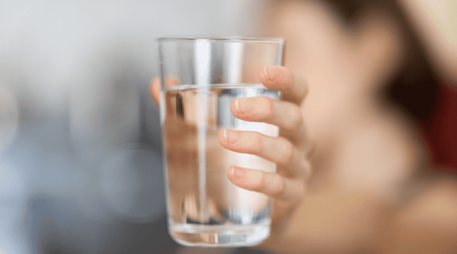 Tomar agua en exceso también tiene sus consecuencias, sobre todo si se consume rapidamente. CANVA