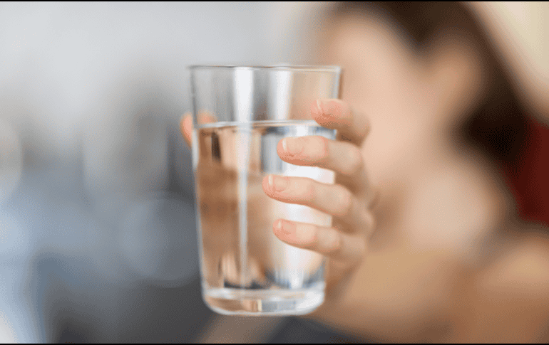 Tomar agua en exceso también tiene sus consecuencias, sobre todo si se consume rapidamente. CANVA