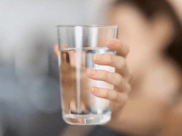 Tomar agua en exceso también tiene sus consecuencias, sobre todo si se consume rapidamente. CANVA