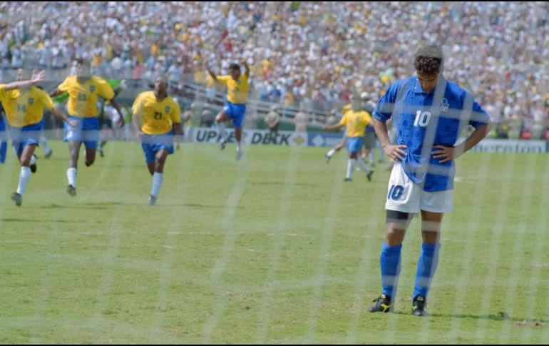 Brasil se coronó tetracampeón del mundo, ganando la tanda 3-2. La imagen de Baggio cabizbajo contrastó fuertemente con la euforia de figuras brasileñas como Romário y Dunga. AFP / ARCHIVO