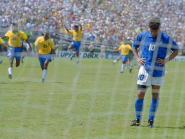 Brasil se coronó tetracampeón del mundo, ganando la tanda 3-2. La imagen de Baggio cabizbajo contrastó fuertemente con la euforia de figuras brasileñas como Romário y Dunga. AFP / ARCHIVO