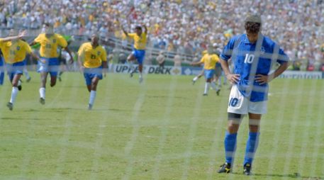 Brasil se coronó tetracampeón del mundo, ganando la tanda 3-2. La imagen de Baggio cabizbajo contrastó fuertemente con la euforia de figuras brasileñas como Romário y Dunga. AFP / ARCHIVO