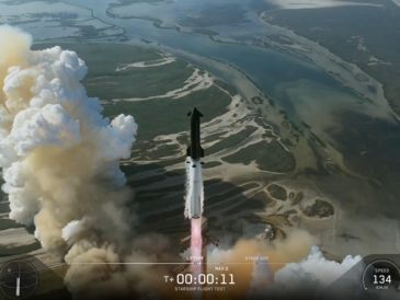 Captura de un video difundido por SpaceX del despegue de la nave Starship (V3) este viernes, desde Starbase, en el sur de Texas. EFE/@SpaceX