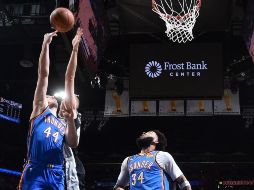 El Thunder de Oklahoma arruinó la fiesta que trataron de montar los Spurs en San Antonio y ganaron 123-108 para tomar la delantera. AFP / M. Gonzales