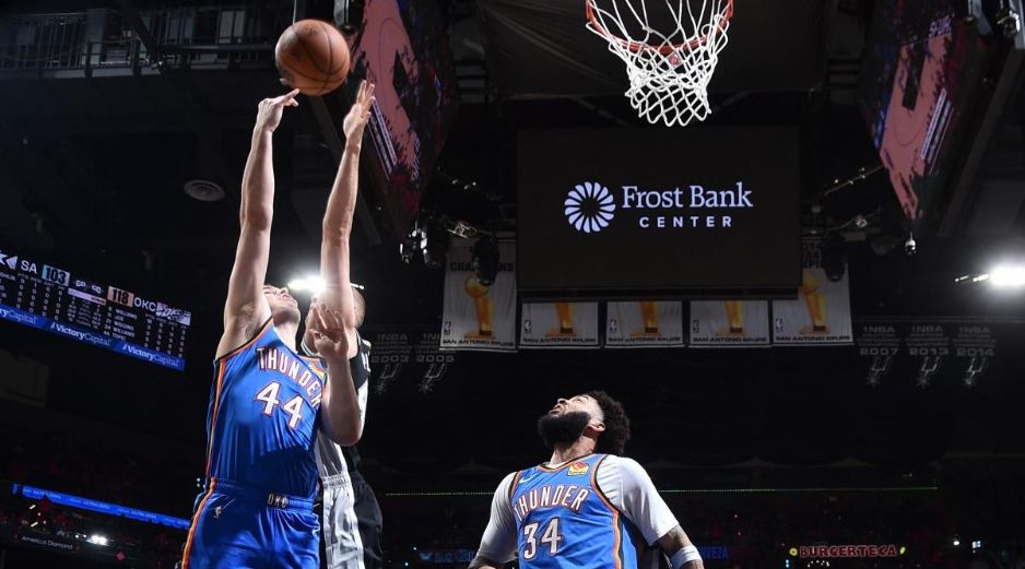El Thunder de Oklahoma arruinó la fiesta que trataron de montar los Spurs en San Antonio y ganaron 123-108 para tomar la delantera. AFP / M. Gonzales