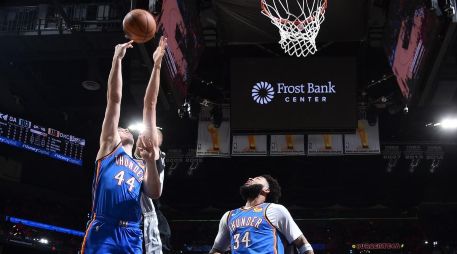 El Thunder de Oklahoma arruinó la fiesta que trataron de montar los Spurs en San Antonio y ganaron 123-108 para tomar la delantera. AFP / M. Gonzales