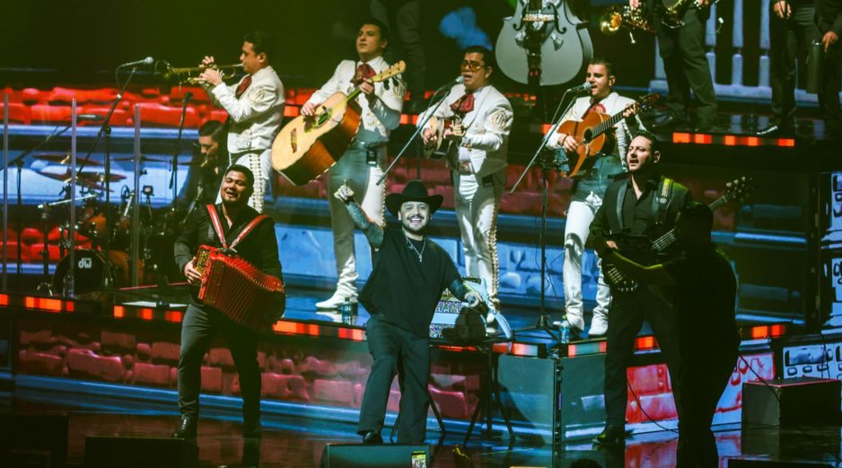 Con un Auditorio Telmex casi a reventar -pero sin el lleno total-, el cantante sinaloense dejó en claro una vez más el cariño desmedido que le tiene el público tapatío. EL INFORMADOR / A. Navarro