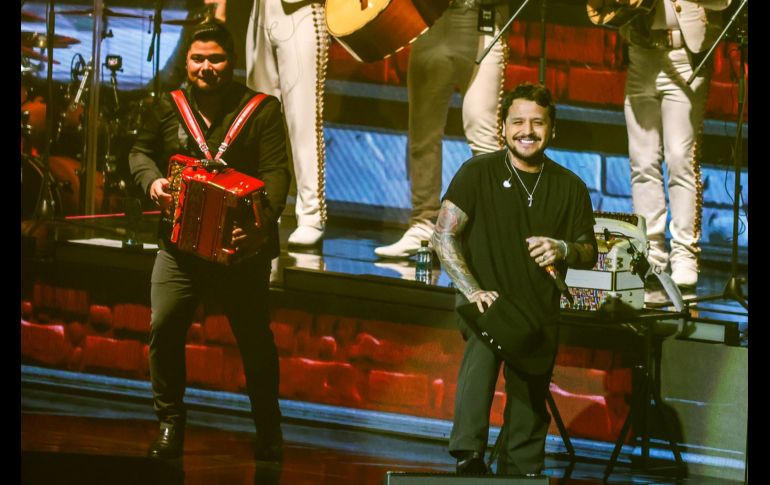 Con un Auditorio Telmex casi a reventar -pero sin el lleno total-, el cantante sinaloense dejó en claro una vez más el cariño desmedido que le tiene el público tapatío. EL INFORMADOR / A. Navarro