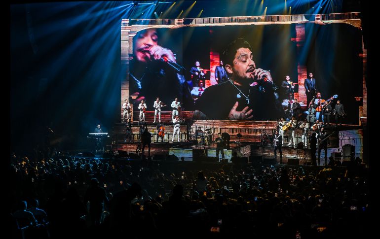 Con un Auditorio Telmex casi a reventar -pero sin el lleno total-, el cantante sinaloense dejó en claro una vez más el cariño desmedido que le tiene el público tapatío. EL INFORMADOR / A. Navarro