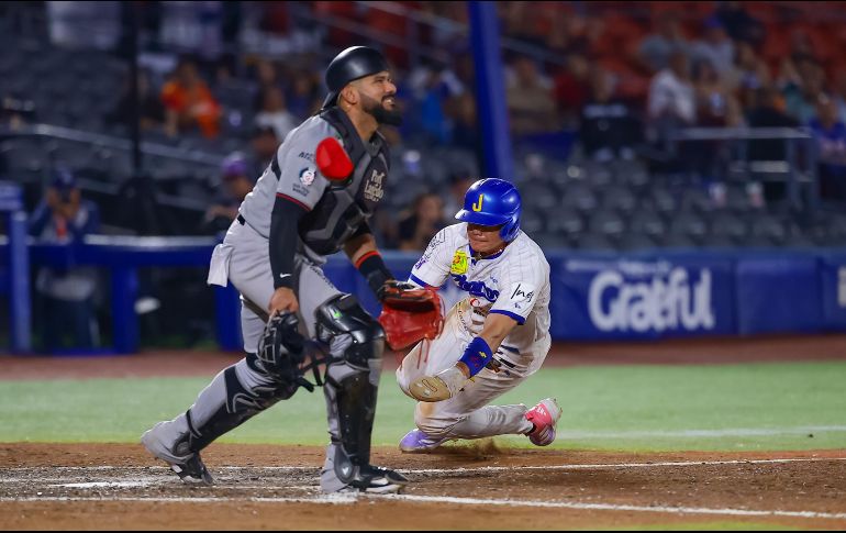 Juan José Aguilar anotó la carrera de la diferencia en un wild pitch. CORTESÍA/Charros de Jalisco